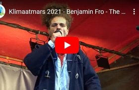 2021-11-06-klimaatcoalitie-klimaatmars-amsterdam-benjamin-fro-the-right-time-for-revolution-is-right-now